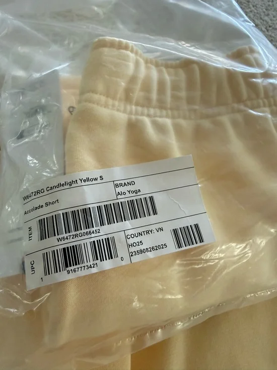 ALO Candlelight Yellow Cozy Sweatshirt & Shorts Set Size SMALL NWT - Picture 3 of 4